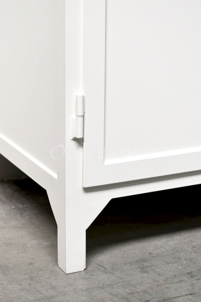 Detail van Apothekerskast Demi  Oak, 2 deuren, RAL9010, wit, materiaal staal